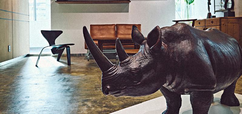 木目の壁に取り付けられた「TOCH」のロゴの写真